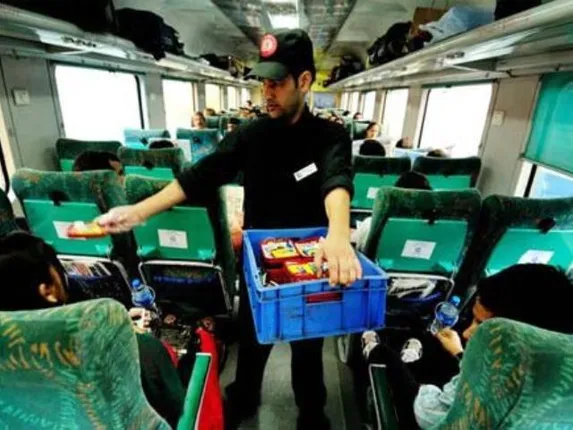 ଏଣିକି ଟ୍ରେନ୍‌ରେ ଶସ୍ତାରେ ମିଳିବ ଖାଦ୍ୟ, ଦେବାକୁ ପଡିବନି ଏକ୍ସଟ୍ରା ଟଙ୍କା