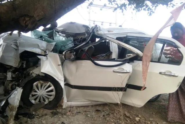 ଯାଜପୁର: ରାସ୍ତାକଡ଼ ଗଛରେ ପିଟିହେଲା କାର, ଦୁଇ ଭାଇ ମୃତ, ଯୁବତୀ,  ଡ୍ରାଇଭର ଗୁରୁତର