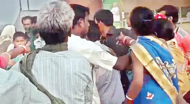 ‘ପିଠା’ପାଇଁ ପିଟାପିଟି : କଟକରେ ରକ୍ତାକ୍ତ ସଂଘ‌ର୍ଷ, ମହିଳା ସରପଞ୍ଚଙ୍କ ସମେତ ୫ ଆହତ