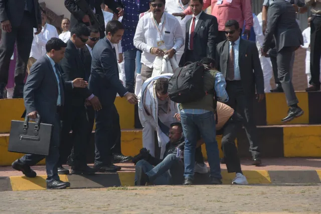 ଫଟୋ ଉଠାଇବା ବେଳେ କ୍ୟାମେରାମ୍ୟାନ୍‌ ଖସିପଡ଼ିବାରୁ ସହାୟତା କରୁଛନ୍ତି କଂଗ୍ରେସ ଅଧ୍ୟକ୍ଷ ରାହୁଲ ଗାନ୍ଧୀ।