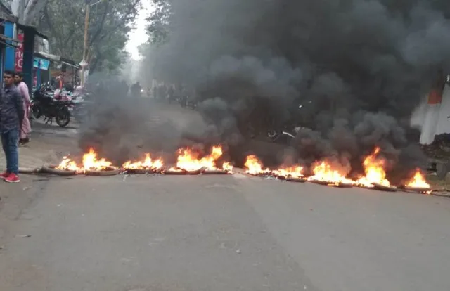 ରାଉରକେଲା: ଟାଟା ଏସି ଧକ୍କାରେ ୨ ଛାତ୍ରଙ୍କ ମୃତ୍ୟୁ, ସ୍ଥାନୀୟ ଲୋକଙ୍କ ରାସ୍ତା ଅବରୋଧ-ପୋଡ଼ାଜଳା