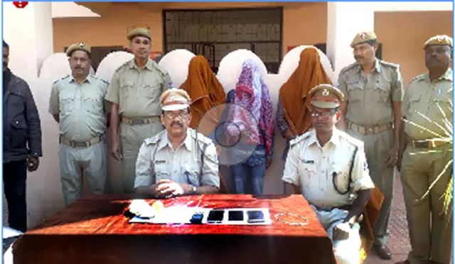 ରାସ୍ତାରେ କାଠ ଗଣ୍ଡି ରଖି ଲୁଟ୍‌: ୩ ଗିରଫ - ଗୁରୁଣ୍ଡିଆ-କଲୁଙ୍ଗା ରାସ୍ତାରେ ସିରିଜ୍ ଡକାୟତିରେ ସମ୍ପୃକ୍ତ - ବାଇକ୍‌, ମୋବାଇଲ, ଟଙ୍କା ଓ ଚେନ୍‌ ଜବତ