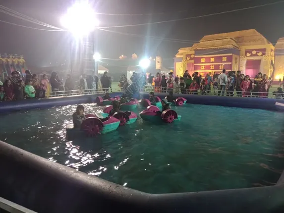 ତୋଷାଳି ମେଳାରେ ତିଆରି ହୋଇଥିବା କୃତ୍ରିମ ପୋଖରୀରେ ବୋଟିଂର ମଜା ନେଉଛନ୍ତି ଛୋଟ ଛୋଟ ପିଲାମାନେ