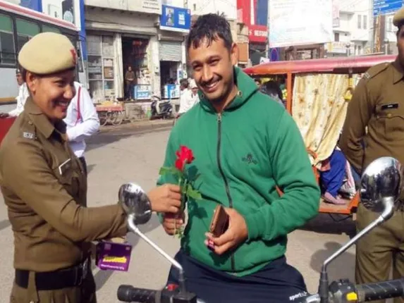 ସ୍ୱାମୀଙ୍କୁ ବିନା ହେଲ୍‌ମେଟରେ ଧରିଲେ ମହିଳା ଟ୍ରାଫିକ୍‌ ପୁଲିସ,ଚକୋଲେଟ ଏବଂ ଫୁଲ ଦେଇ କହିଲେ ଏଥର ଛାଡ଼ିଲି, ଆରଥରକୁ...