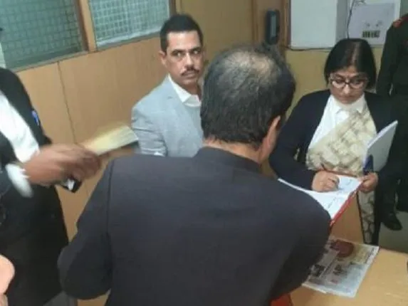 ଇଡି ଜେରାର ସମ୍ମୁଖୀନ ହୋଇ ଫେରିଲେ ଗାନ୍ଧୀ ପରିବାର ଜାମାତା ଭଦ୍ରା: ସ୍ୱାମୀଙ୍କ ଆଗରେ ଢାଲ ପରି ଛିଡ଼ା ହୋଇଛନ୍ତି ପ୍ରିୟଙ୍କା 