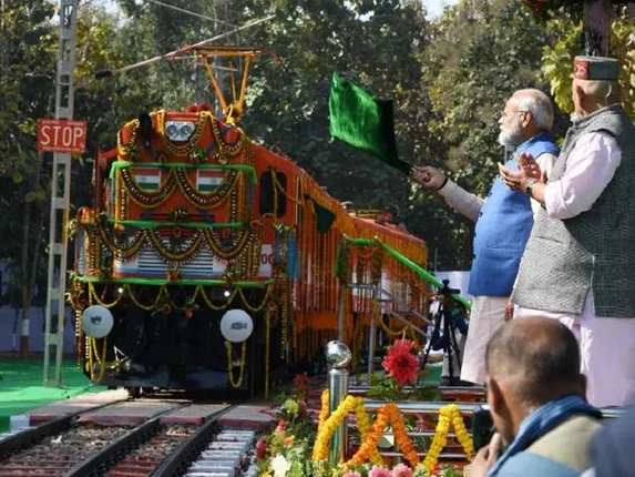 ମୋଦି ଏହି ସ୍ୱତନ୍ତ୍ର ରେଳ ଇଞ୍ଜିନ୍‌କୁ ଦେଖାଇଲେ ସବୁଜ ସଙ୍କେତ, ଜାଣନ୍ତୁ ଏଥିରୁ ମିଳିବାକୁ ଥିବା ଫାଇଦା