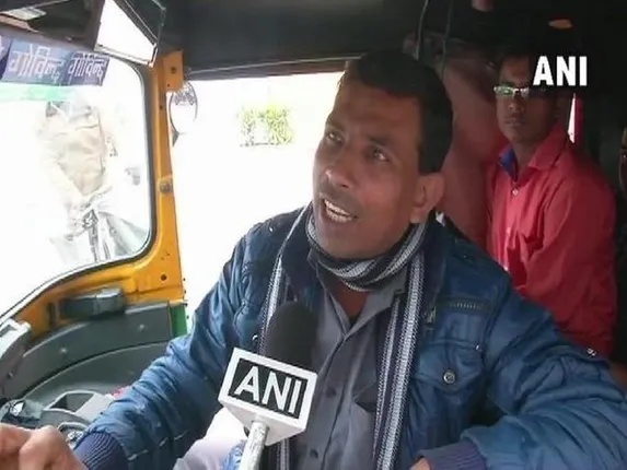 ଭାରତୀୟ ବାୟୁସେନା ପୁଲଓ୍ଵାମା ଆକ୍ରମଣର କଡ଼ା ଜବାବ ଦେବା ଏହି ଅଟୋ ଚାଳକ ଲୋକଙ୍କୁ  ବିନା ଭଡାରେ ଗନ୍ତବ୍ୟସ୍ଥଳରେ ଛାଡ଼ିଲେ