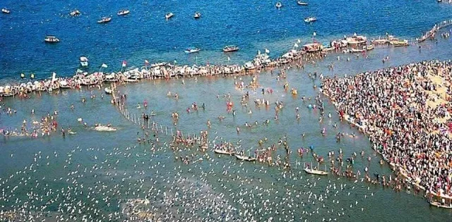 କୁମ୍ଭମେଳାରେ ଅଘଟଣ : ପ୍ରୟାଗରାଜ ସଙ୍ଗମସ୍ଥଳରେ ଓଲଟିଲା ଡଙ୍ଗା, ୧୨ ଯାତ୍ରୀ ଉଦ୍ଧାର