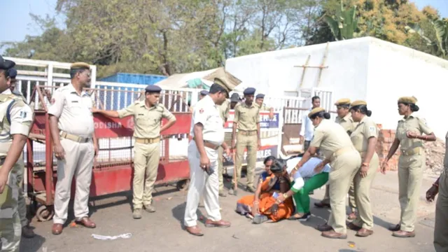 ନବୀନ ନିବାସରେ ପ୍ରବେଶ ଉଦ୍ୟମ କରୁଥିବା ୫୦ ମହିଳା କଂଗ୍ରେସ କର୍ମୀଙ୍କୁ ଉଠାଇ ନେଉଛି ପୁଲିସ