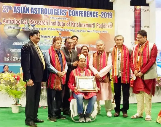 ତ୍ରିପୁରାର ଅଗରତାଲାରେ ଆୟୋଜିତ ୨୭ ତମ ‘ଏସିଆନ୍‌ ବାସ୍ତୁ କଂଗ୍ରେସ’ରେ ଭୂ-ବିଜ୍ଞାନ ଓ ଶଙ୍ଖର ବ୍ୟବହାର ଉପରେ ଅଧିକ ଗବେଷଣା ପାଇଁ ଓଡ଼ିଶାର ଯୁବ ଜ୍ୟୋତିର୍ବିଦ୍ ମନୋଜ ଲେଙ୍କା ‘ଭାରତର ସର୍ବଶ୍ରେଷ୍ଠ ବାସ୍ତୁବିତ୍‌ ସମ୍ମାନ’ରେ ସମ୍ମାନିତ