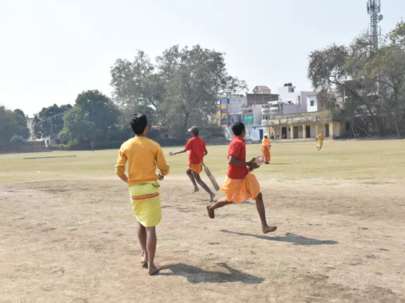 ସିଲି  ପଏଣ୍ଟ୍‌:ଧୋତି-କୁର୍ତାରେ କ୍ରିକେଟ୍, ସଂସ୍କୃତରେ ଧାରା ବିବରଣୀ