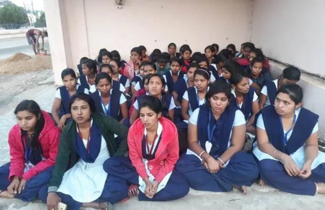 ଏଏନ୍ଏମ୍ ପରୀକ୍ଷା କେନ୍ଦ୍ରରେ ଅବ୍ୟବସ୍ଥା ଅଭିଯୋଗ କରି ପରୀକ୍ଷାର୍ଥୀଙ୍କ ଜିଲ୍ଲାପାଳଙ୍କ କାର୍ଯ୍ୟାଳୟ ଆଗରେ ଧାରଣା