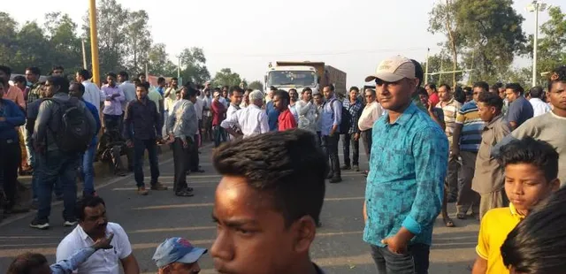 ସୁନ୍ଦରଗଡ଼: ସ୍ତ୍ରୀଙ୍କୁ ବଂଚାଇ ପାରିଲେନି ସ୍ୱାମୀ, ଚଢ଼ିଗଲା ଟ୍ରକ୍‌, ସ୍ଥାନୀୟ ଲୋକଙ୍କ ରାସ୍ତାରୋକ