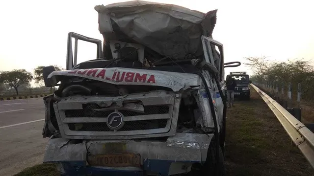 କାର୍‌କୁ ଧକ୍କାଦେଲା ଶବ ନେଇ ଯାଉଥିବା ଆମ୍ବୁଲାନ୍‌ସ୍‌; ୭ ମୃତ