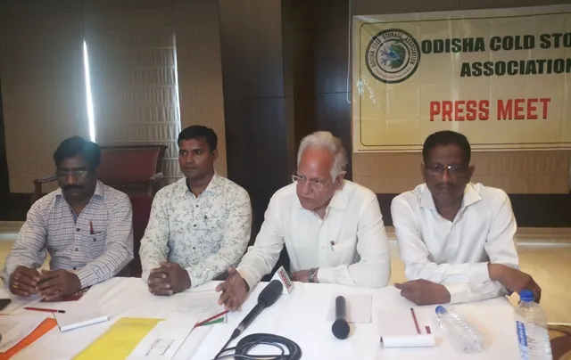 ୪ର୍ଥ ଦିନରେ ଶୀତଳ ଭଣ୍ଡାର ମାଲିକ ସଂଘ ଆନ୍ଦୋଳନ : ରାଜରାସ୍ତାରେ ଆତ୍ମାହୁତି ଧମକ