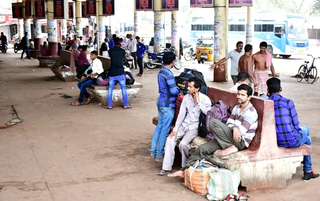 ଓଡ଼ିଶା ବନ୍ଦର ପ୍ରଭାବ : ବସ୍‌ ଚଳାଚଳ ବନ୍ଦ ଯୋଗୁଁ ଯାତ୍ରୀ ହନ୍ତସନ୍ତ