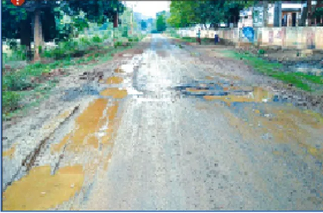 ପଡ଼ିଛି ୫ କୋଟି:ରାସ୍ତା-ପୋଲ ମରାମତି ଠପ୍‌