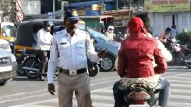 ହେଲ୍‌ମେଟ୍‌ ନ ପିନ୍ଧି ବାଇକ୍‌ ଚଳାଉଥିବା ପୁଲିସକୁ ଅଟକାଇ ଜେଲ୍‌ ଗଲେ ଯୁବକ ଓ ଦୁଇ ବାଟୋଇ