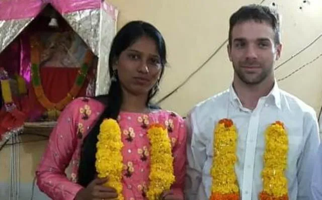 ଓଡ଼ିଆ ଝିଅ ହାତ ଧରିଲେ ବିଦେଶୀ ପର୍ଯ୍ୟଟକ