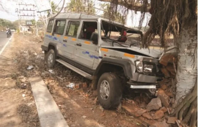 ଗଛକୁ ଧକ୍କା ଦେଲା ଭ୍ୟାନ୍‌,୧୨ ଆହତ