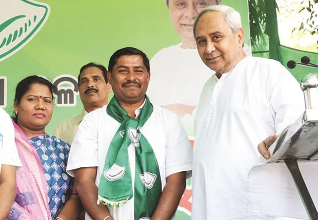 ବିଜେଡିରେ ଯୋଗେଶଙ୍କ ଯୋଗଦାନକୁ ନେଇ ସୁନ୍ଦରଗଡ ବିଜେଡିରେ ଦେଖାଦେଇଥିବା ଅସନ୍ତୋଷରେ ପୂର୍ଣ୍ଣଚ୍ଛେଦ ପକାଇଲେ ଦଳର ସୁପ୍ରିମୋ ନବୀନ ପଟ୍ଟନାୟକ