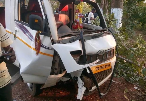 ଢେଙ୍କାନାଳ: ଆଦର୍ଶ ବିଦ୍ୟାଳୟରୁ ପିଲା ନେଇ ଆସୁଥିବା ଟାଟା ଏସି ଗଛକୁ ପିଟିଲା, ୪ ଆହତ