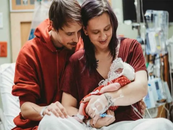 ଜନ୍ମ ହେବା ପରେ ନବଜାତକ ବଞ୍ଚିବ ନାହିଁ ବୋଲି ଜାଣି ମଧ୍ୟ ଏହି କାରଣ ପାଇଁ ଜନ୍ମଦେଲେ ମହିଳା, ସମସ୍ତେ କରୁଛନ୍ତି ସଲାମ...