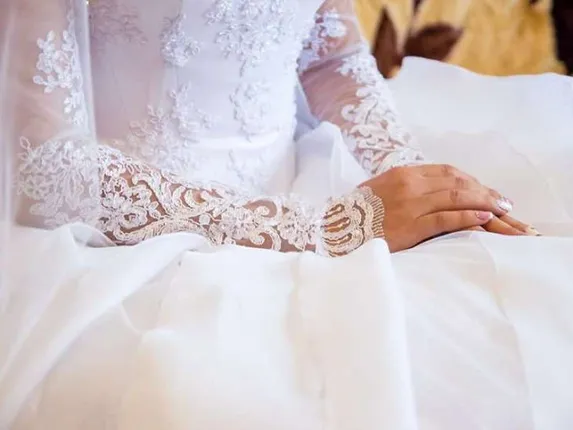 ବିବାହ ସମୟରେ ସାଥିରେ ବସିଥିଲେ ବର-କନ୍ୟା,ଫଟୋ ଉଠାଇବା ପାଇଁ ମୁଣ୍ଡ ଉପରୁ ଓଢ଼ଣା ହଟାଇବାକୁ କହିଲେ ଫଟୋଗ୍ରାଫର,ତା’ ପରେ......