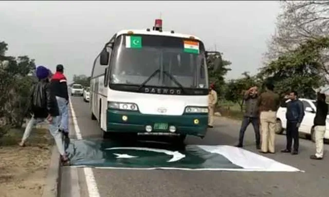 ପାକିସ୍ତାନ ଉପରେ ରାଗ : ଦିଲ୍ଲୀ-ଲାହୋର ବସକୁ ପାକିସ୍ତାନୀ ପତାକା ଉପରେ ଚାଲିବାକୁ କହିଲେ ଅମୃତସରର ସ୍ଥାନୀୟ ଯୁବକ