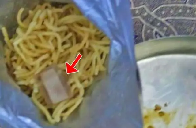 ଅର୍ଡର କରିଥିବା ଖାଦ୍ୟ ଅଧା ଖାଇସାରିବା ପରେ ସେଥିରୁ ବାହାରିଲା ରକ୍ତଭିଜା ବ୍ୟାଣ୍ଡେଜ୍