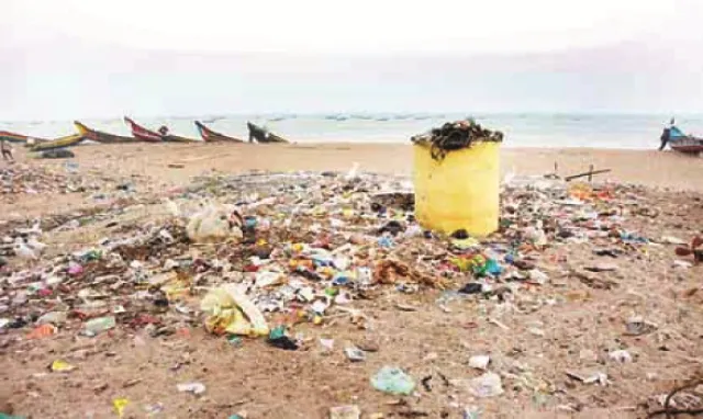 ପୁରୀ ବେଳାଭୂମିରେ ଗଦା ଗଦା ଅଳିଆ ଆବର୍ଜନା