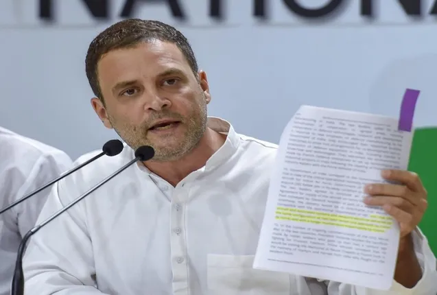 ପ୍ରତିରକ୍ଷା ମନ୍ତ୍ରାଳୟର ଦଲିଲ୍‌କୁ ଦର୍ଶାଇ, ରାଫେଲ ଦୁର୍ନୀତି ସହ ପ୍ରଧାନମନ୍ତ୍ରୀ ମୋଦିଙ୍କୁ ଯୋଡ଼ିଲେ କଂଗ୍ରେସ ଅଧ୍ୟକ୍ଷ ରାହୁଲ