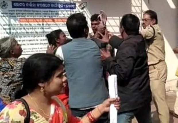 ଏସ୍‌ଡିପିଓଙ୍କୁ ଚପଲରେ ପିଟିଲେ ମହିଳା