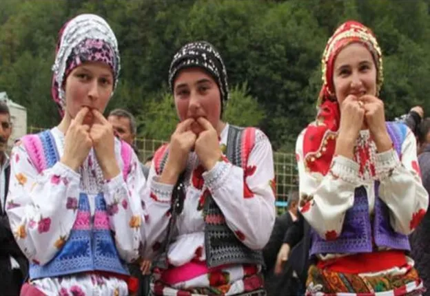 ଏହି ଗାଆଁରେ ନାଆଁରେ ନୁହେଁ, ହୁଇସିଲ ସ୍ୱରରେ ଡକାଡକି ହୁଅନ୍ତି ଲୋକେ