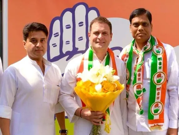 ବାସ୍‌ ୨୦ ମିନିଟ୍‌ର ବ୍ୟବଧାନ: ଭାଜପା ସାଂସଦ ପାଲଟିଗଲେ କଂଗ୍ରେସର ସାଂସଦୀୟ ପ୍ରାର୍ଥୀ