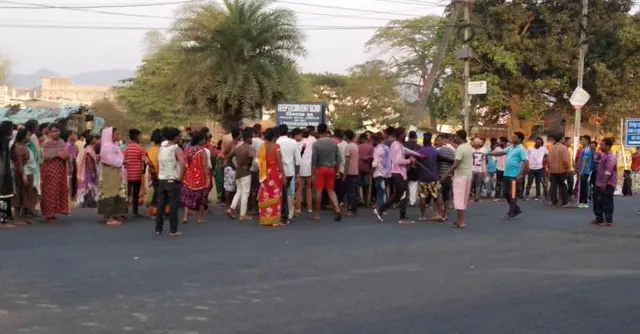 ହୋଲି ଖେଳରୁ ରଣକ୍ଷେତ୍ର, ଜାତୀୟ ରାଜପଥ ଅବରୋଧ, ପୁଲିସ ଚଳାଇଲା ଫାଙ୍କା ଗୁଳି