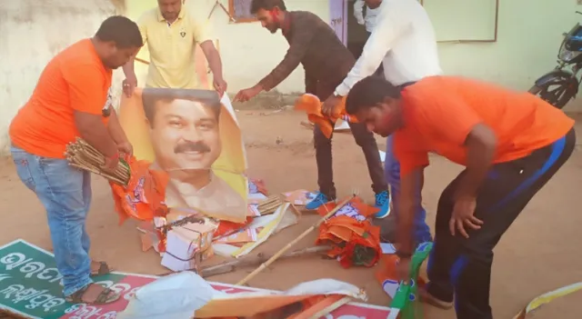 କୋରାପୁଟ: କୁମୁଦଙ୍କ ପ୍ରାର୍ଥୀତ୍ୱକୁ ବିରୋଧ, ଲକ୍ଷ୍ମୀପୁର ବିଜେପି କାର୍ଯ୍ୟାଳୟରେ ପୋଡାଜଳା ସହ ଭଙ୍ଗାରୁଜା