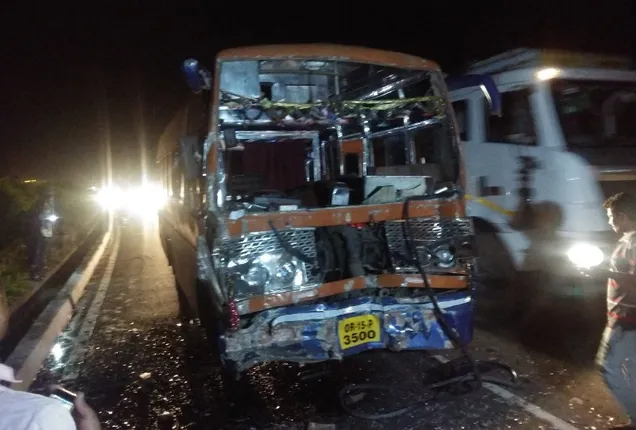 ଟ୍ରକକୁ ପଛରୁ ପିଟିଲା ବସ୍‌: ୪୦ ଆହତ, ବୁର୍ଲା ବଡ଼ ଡାକ୍ତରଖାନାରେ ଭର୍ତ୍ତି