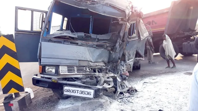 ପୁଲିସ୍‌ ଭ୍ୟାନ୍‌କୁ ପିଟିଲା ଟ୍ରକ୍‌ : ୨ ଯବ‌ାନ ମୃତ, ୨୯ ଆହତ