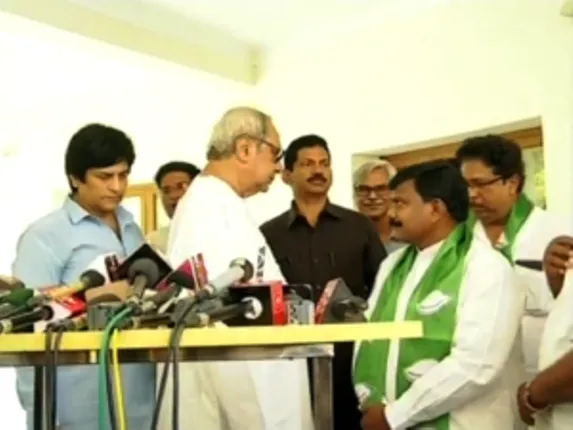 ଶଙ୍ଖ ଧରିବା ପରେ ଧର୍ମେନ୍ଦ୍ର ପ୍ରଧାନଙ୍କ ବିରୋଧରେ ବିଷୋଦଗାର କଲେ ସୁବାସ; କହିଲେ, ସେ ଅହଂକାରୀ ଦୁର୍ଯ୍ୟୋଧନ