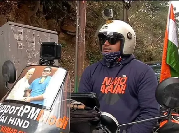 ମୋଦି ସମର୍ଥକଙ୍କ ନିଆରା ଅଭିଯାନ: ‘ନମୋ ଏଗେନ୍‌’ ଟି-ସାର୍ଟ, ଗାଡ଼ିରେ ‘ଆଇ ସପୋର୍ଟ ପିଏମ୍‌ ମୋଦି’ ଲେଖି ଦେଶ ବୁଲୁଛନ୍ତି ଯୁବକ