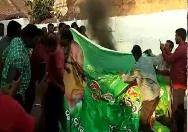 ଟି‌କେଟରୁ ବଞ୍ଚିତ ନାରାୟଣ ସମର୍ଥକଙ୍କ ବିଦ୍ରୋହ : ବିଜେଡି ଅଫିସ ଭ˚ଗାରୁଜା, ସମୂହ ଇସ୍ତଫା ନିଷ୍ପତ୍ତି