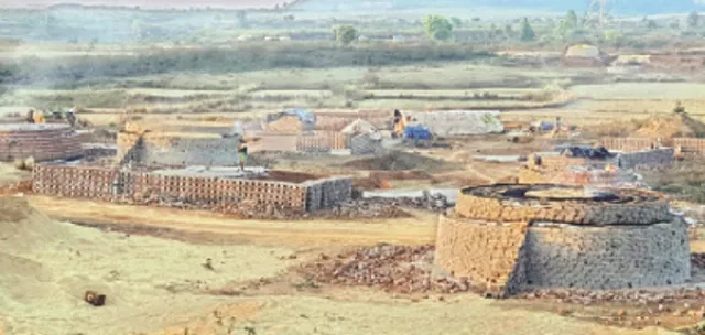 କୋରାପୁଟ ଜିଲ୍ଲାର ବିଭିନ୍ନ ବ୍ଲକରେ ଛତୁ ଫୁଟିଲା ଭଳି ଗଢ଼ି ଉଠୁଛି ବେଆଇନ ଇଟାଭାଟି, ବୃଦ୍ଧି ପାଉଛି ତାପମାତ୍ରା, ପ୍ରଦୂଷିତ ହେବାରେ ଲାଗିଛି ପରିବେଶ