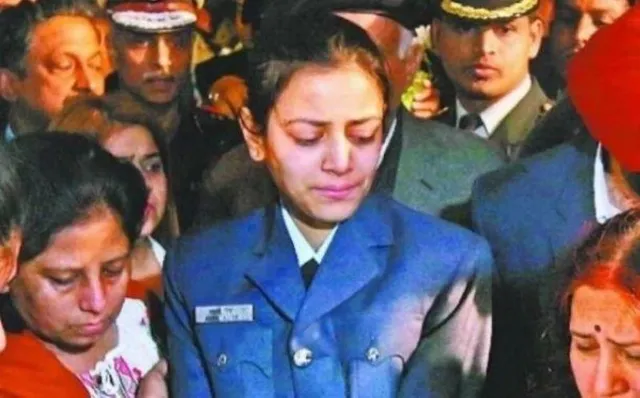 ବଡଗାମ୍‌ ଜିଲ୍ଲାରେ ବାୟୁସେନା ହେଲିକପ୍ଟର ଜଳିଯିବା ଘଟଣା : ସହିଦ୍‌ ବାୟୁସେନା ଅଫିସରଙ୍କୁ ଏଭଳି ଶ୍ରଦ୍ଧାଞ୍ଜଳି ଦେଲେ ସ୍କ୍ଵାଡର୍ନ ଲିଡର ପତ୍ନୀ