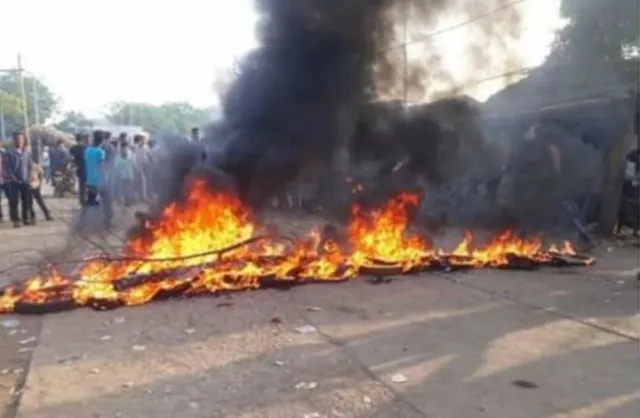 ଡିଜେ ପାଇଁ ପୁଲିସ-ଜନତା ମୁହାଁମୁହିଁ : ବିମାନ ରଖି ଲୋକଙ୍କ ରାସ୍ତାରୋକ