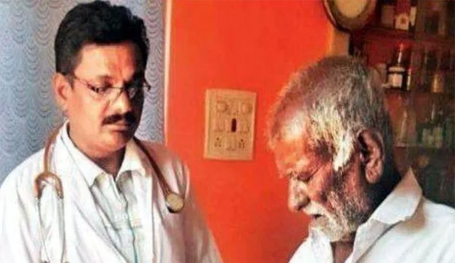 ଚର୍ଚ୍ଚାରେ ୧୦ଟଙ୍କିଆ ଡ଼ାକ୍ତର : ୨୨ବର୍ଷ ହେଲାଣି ସ୍ୱଳ୍ପ ମୂଲ୍ୟରେ ରୋଗୀମାନଙ୍କ ଚିକିତ୍ସା କରି ଆସୁଛନ୍ତି ଡ଼ାକ୍ତର କଲ୍ଲେଶ