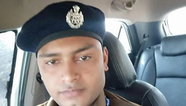 ଆଇପିଏସ୍‌ ଅଫିସର୍‌ ସାଜି ଜଣେ ମହିଳାଙ୍କ ଠାରୁ ୧ ଲକ୍ଷ ଟଙ୍କା ଠକି ନେଇଥିବା ବ୍ୟକ୍ତି ଗିରଫ