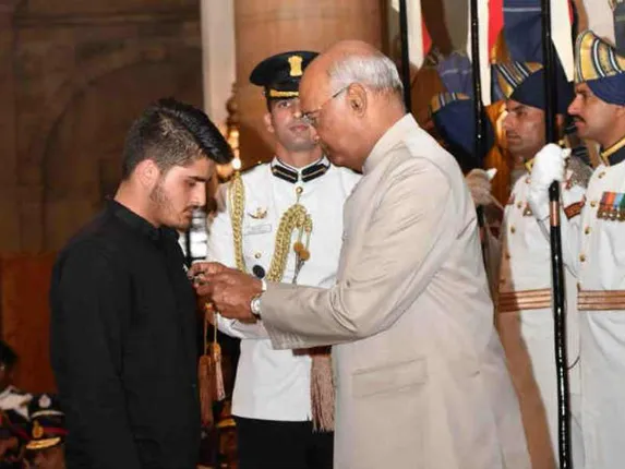 ପରିବାରକୁ ବଞ୍ଚାଇବା ପାଇଁ ଏକେ-୪୭ ଏବଂ ଗ୍ରେନେଡ୍‌ ଧରିଥିବା ଆତଙ୍କବାଦୀଙ୍କ ସହ ଲଢ଼ିଥିଲେ ୧୬ବର୍ଷୀୟ ଇର୍‌ଫାନ୍‌, ଏବେ ସାହସ ପାଇଁ ମିଳିଲା ସୂର୍ଯ୍ୟଚକ୍ର ସମ୍ମାନ