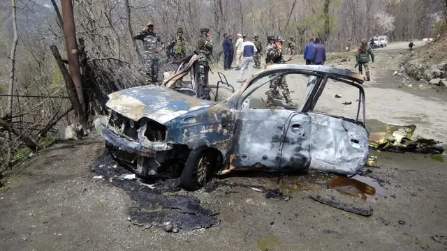 ଜମ୍ମୁ-କାଶ୍ମୀର: ସିଆରପିଏଫ୍ ଗାଡିକୁ ପଛରୁ ପିଟିବା ପରେ ସିଲିଣ୍ଡର ଫାଟି ଜଳିଗଲା କାର