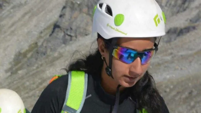 ଅନ୍‌ଲାଇନ୍‌ ଜରିଆରେ ପାଣ୍ଠି ଯୋଗାଡ କରୁଛନ୍ତି କଶ୍ମୀରର ଏକମାତ୍ର ପର୍ବତାରୋହୀ